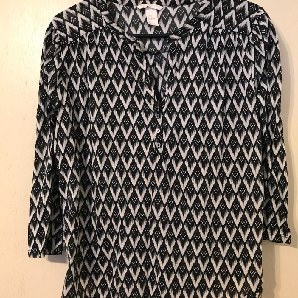 Black and white 3/4 sleeve shirt